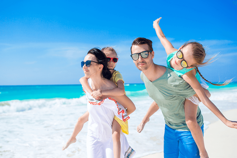 27_11_2017_Young-family-on-vacation-have-fun-810x516