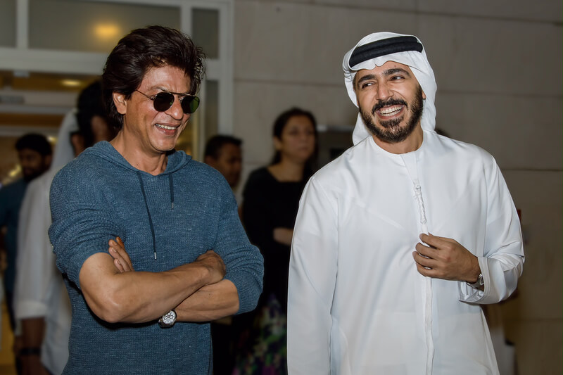 Shah-Rukh-Khan-with-Dubai-Tourism-CEO-Issam-Kazim2